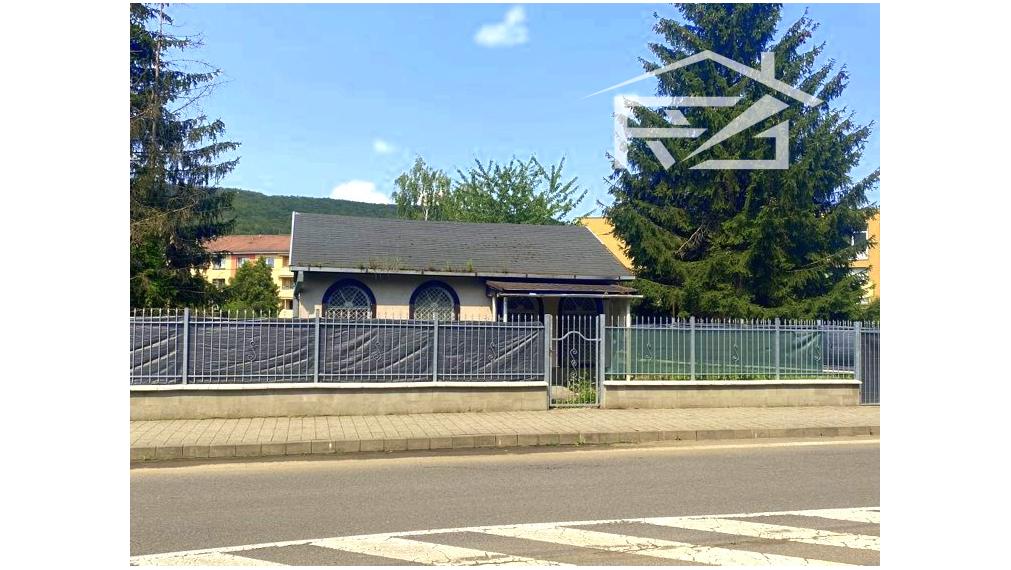 Predaj - pozemok + predajný domček - centrum Medzilaborce