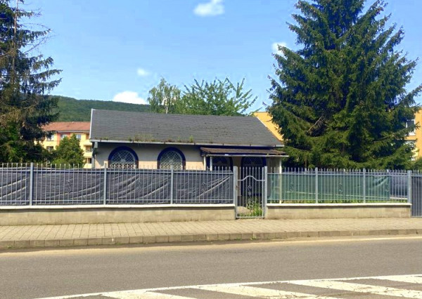 Predaj - pozemok + predajný domček - centrum Medzilaborce