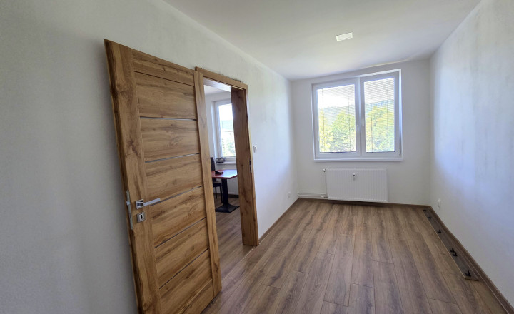 Predaj novo zrekonštruovaný 4-izbový byt + loggia ML - fotografia 15